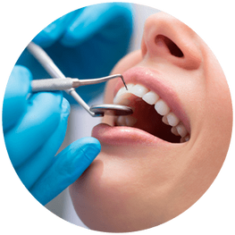 Instrumentos dentales en la boca de persona