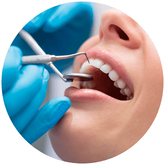 Instrumentos dentales en la boca de persona